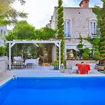 Villa Stone Villa,large Garden,swimming Pool, Very Close The Beautiful .