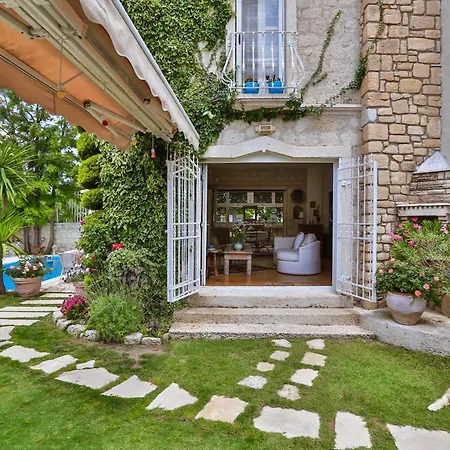 Stone Villa,large Garden,swimming Pool, Very Close The Beautiful . *