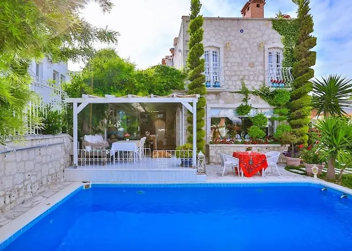 Villa Stone Villa,large Garden,swimming Pool, Very Close The Beautiful .
